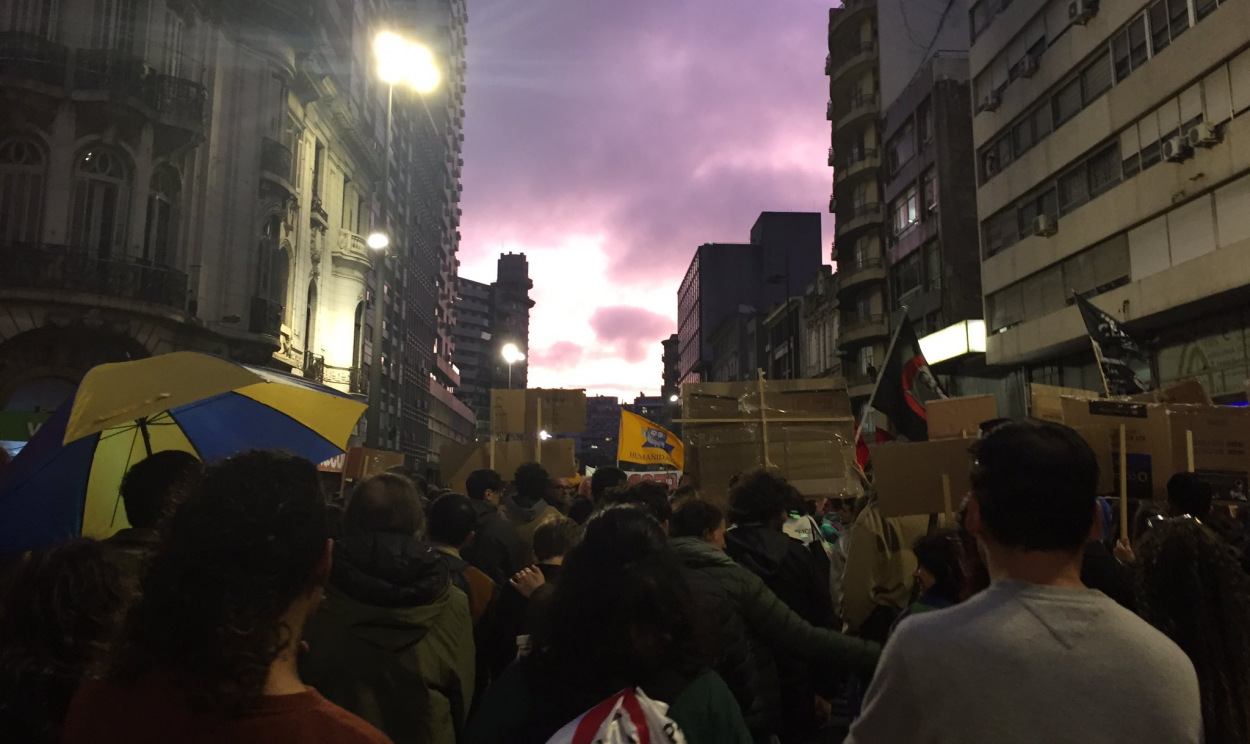 Protesto ocupou mais de dois quarteirões da Avenida 18 de Julio, principal rua de Montevidéu, exigindo mais investimentos para a área da educação