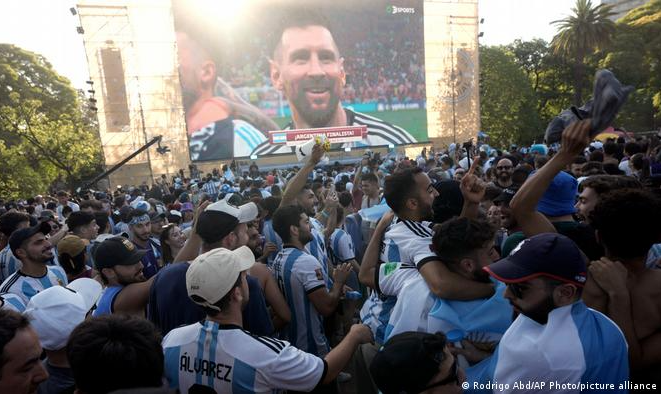 França e Argentina duelam neste domingo pelo título do Mundial do Catar. Campeonatos anteriores mostram que essa conquista traz ganhos além dos gramados para nações que levam a taça