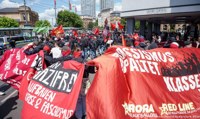 Cerca de 3 mil manifestantes antifascismo bloqueiam pequena marcha organizada por grupo de extrema direita em Mainz