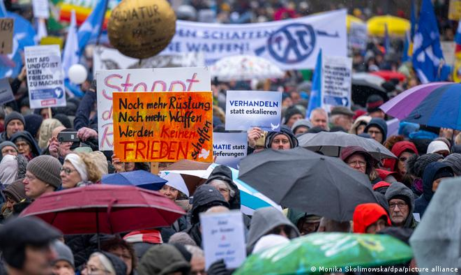Protesto pacifista foi convocado por autoras de manifesto acusando governo alemão de promover escalada belicista