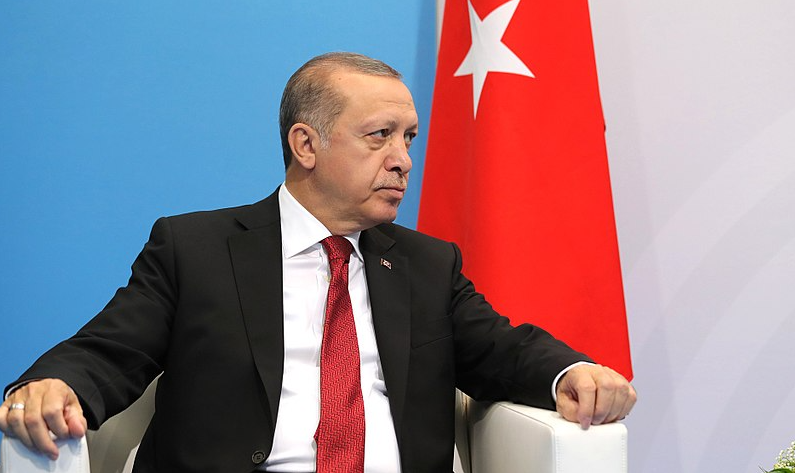 Pesquisas indicam disputa acirrada e chance de o partido de Erdogan, há 20 anos no poder, ser derrotado por aliança oposicionista, liderada por Kemal Kiliçdaroglu