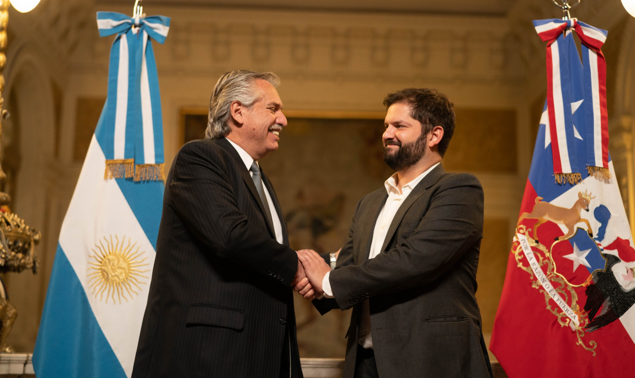 Em primeira viagem oficial, presidente chileno chegou a Buenos Aires no domingo com ministros, dirigentes e empresários