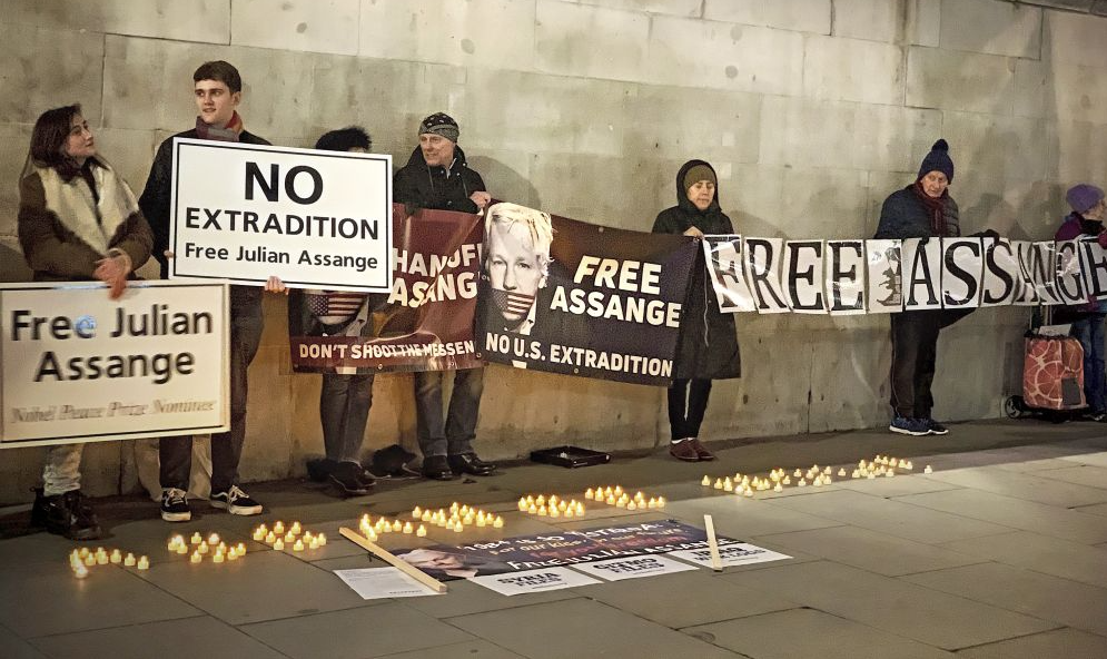 Defesa diz estar 'otimista' que fundador do Wikileaks possa vencer julgamento e não ser extraditado; se for condenado, Assange pode pegar até 175 anos de prisão