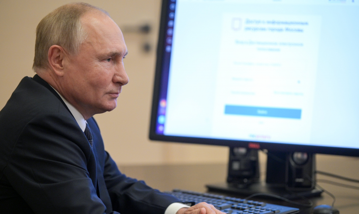 De acordo com Ministério das Comunicações russo, ataques vieram dos EUA, da Alemanha e da Ucrânia; Putin utilizou sistema de voto remoto