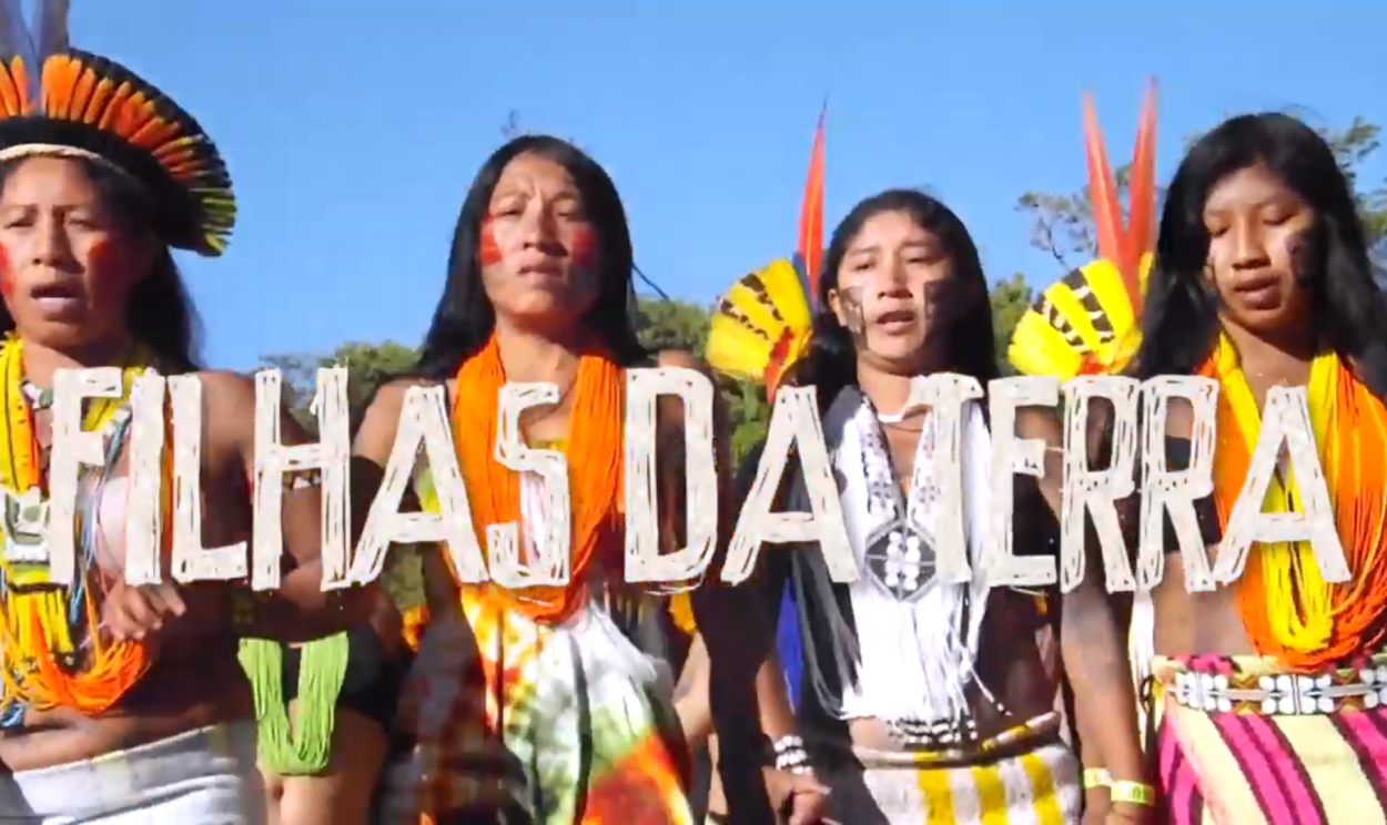 Documentário mostra, entre cantos, cores e discursos fortes, a defesa das mulheres indígenas por suas vidas e cultura