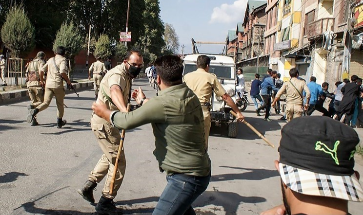 Conflitos entre manifestantes contra e a favor de uma mudança na lei de cidadania ocorrem na região nordeste de Nova Delhi