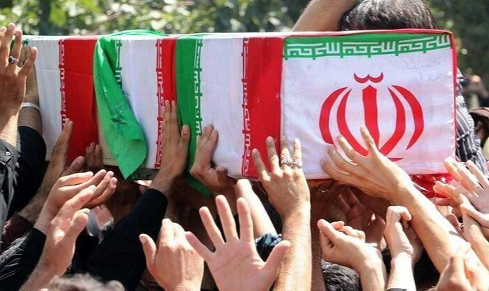 General iraniano morto em ataque americano é homenageado em procissão em Bagdá, em meio a sentimentos de revolta contra Washington e seus aliados; tensões aumentam na região após Teerã e Hezbollah prometerem retaliações