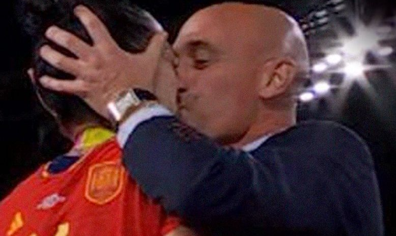 Presidente da Real Federação Espanhola de Futebol, Luis Rubiales, beijou a boca da centroavante Jenni Hermoso durante premiação da Copa Feminina; premiê Pedro Sánchez disse que desculpas do cartola são ‘insuficientes’