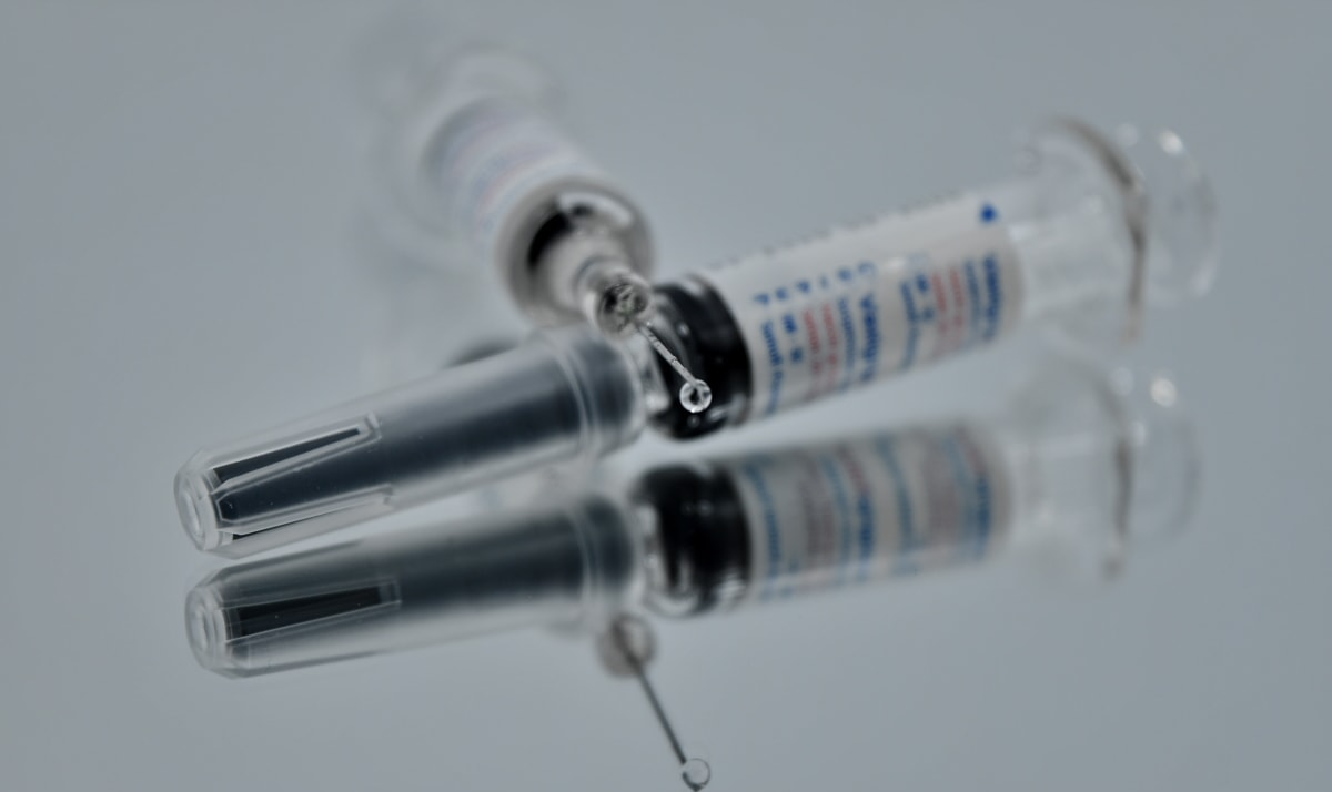 Se a vacina receber o aval da Agência Europeia de Medicamentos, as primeiras doses podem ser distribuídas no bloco ainda em 2020