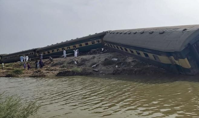 Trem que transportava cerca de 1.000 pessoas sofreu acidente no sul do país; autoridades confirmam pelo menos 30 mortes