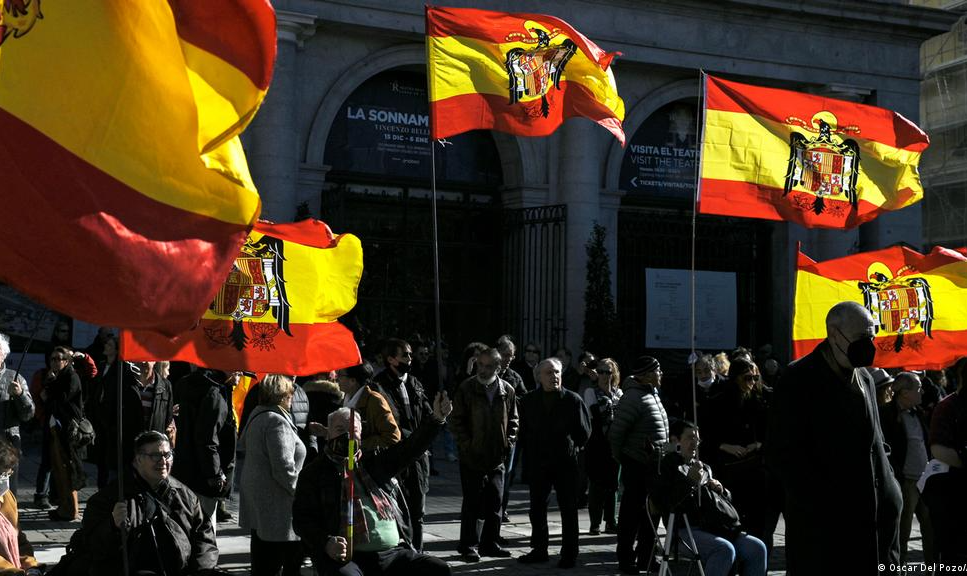 Cerca de 100 pessoas celebraram ditadura de Francisco Franco e diversas fizeram saudação fascista no domingo em Madri, capital espanhola