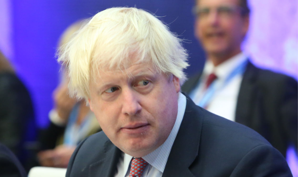 Boris Johnson volta a ser alvo de acusações de hipocrisia após jornal divulgar imagem em que premiê britânico aparece em confraternização durante período em que Reino Unido estava sob confinamento.