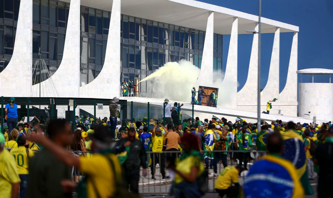 Envolvidos na violência golpista em Brasília poderão ser punidos criminalmente, mas o direito penal, sozinho, não resolverá o problema do radicalismo no Brasil