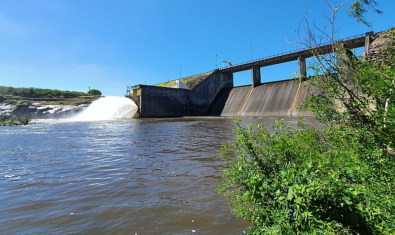 Diante da iminente seca, governo decidiu abastecer população com água retirada do estuário do Rio da Prata, oferecendo água salobra nas torneiras de Montevidéu