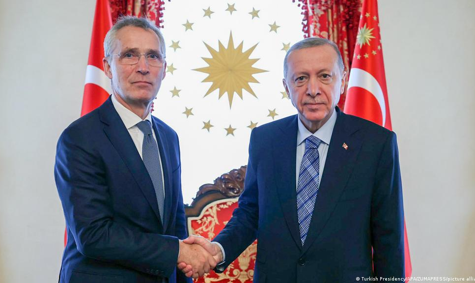 Governo de Erdogan vem bloqueando há um ano entrada da Suécia na aliança militar; secretário-geral da Otan afirma que suecos já cumpriram exigências da Turquia e que chegou 'momento' de confirmar adesão
