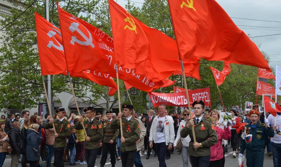 Texto 'manifesta preocupação' com uso de 'símbolos nazistas e comunistas'; Partido Comunista Português chamou a atitude de 'deplorável'