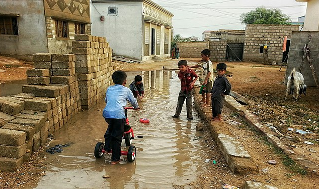 Enchentes atingem a nação desde junho e números de vítimas já somam 982 pessoas