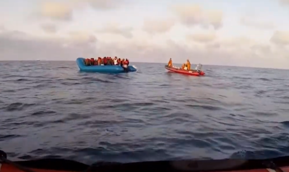 Segundo a ONG espanhola Proactiva Open Arms, responsável pelo barco de mesmo nome, 69 pessoas foram resgatadas de um bote inflável