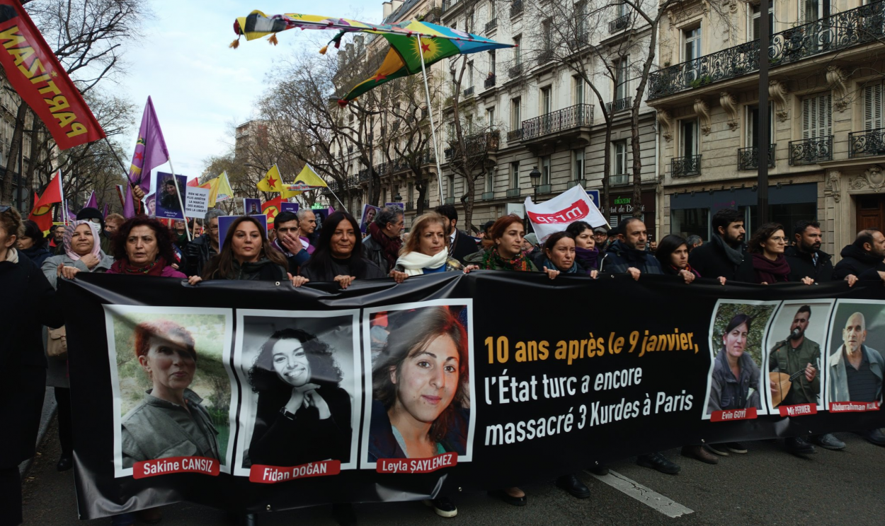Protesto é organizado anualmente desde 2013; este ano aconteceu dias após um ataque em Paris, que causou a morte de três curdos