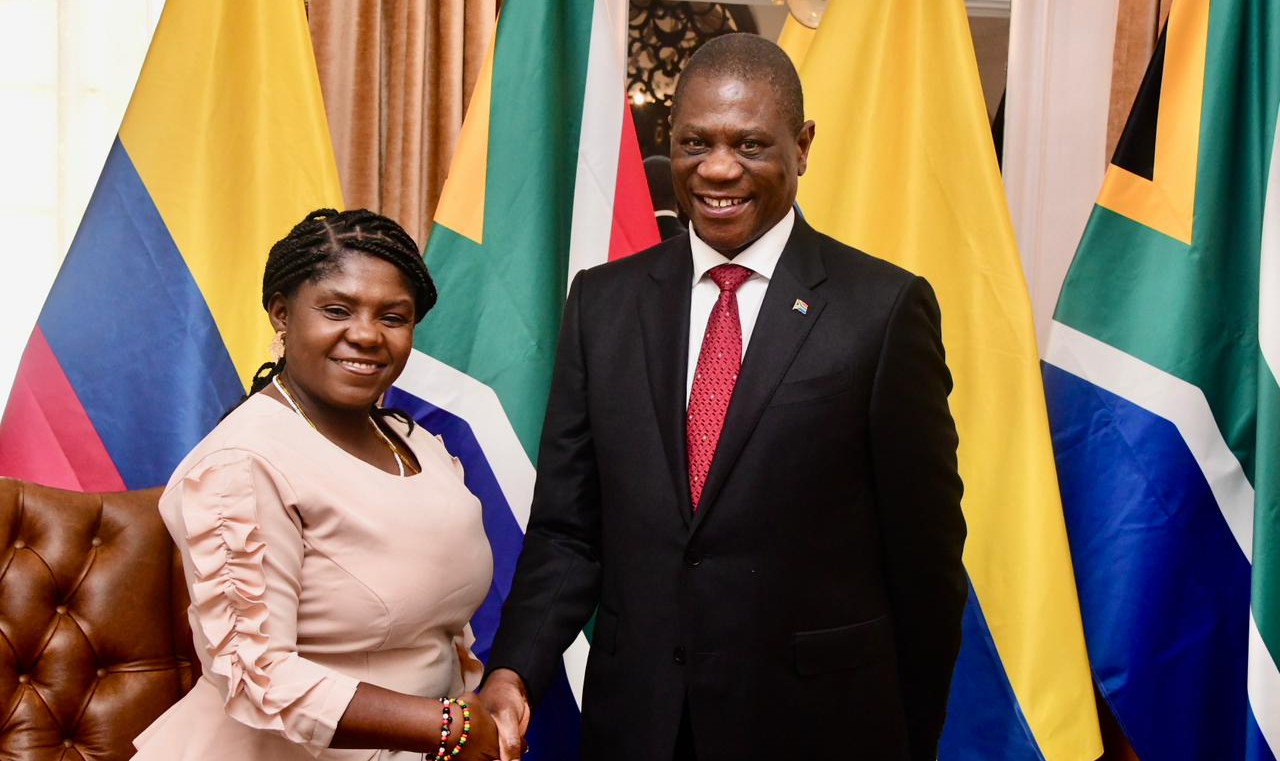 Em viagem diplomática pela África, vice-presidente colombiana, Francia Márquez convidou nação sul-africana para participar dos diálogos entendendo sua 'experiência de paz e reconciliação'