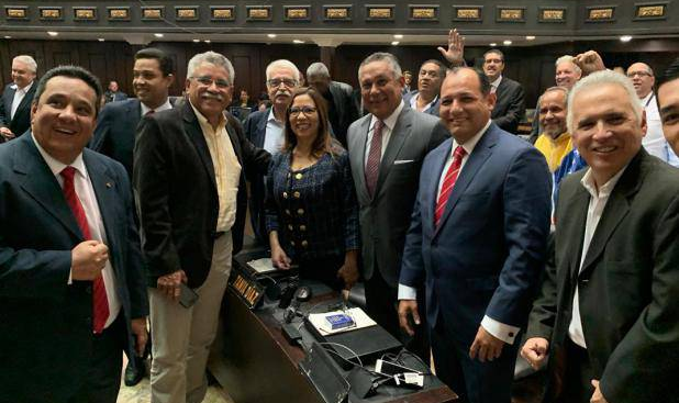 Ação ocorre após partidos da oposição chegarem a um acordo com o governo do presidente Nicolás Maduro e instalarem uma mesa de diálogos aberta