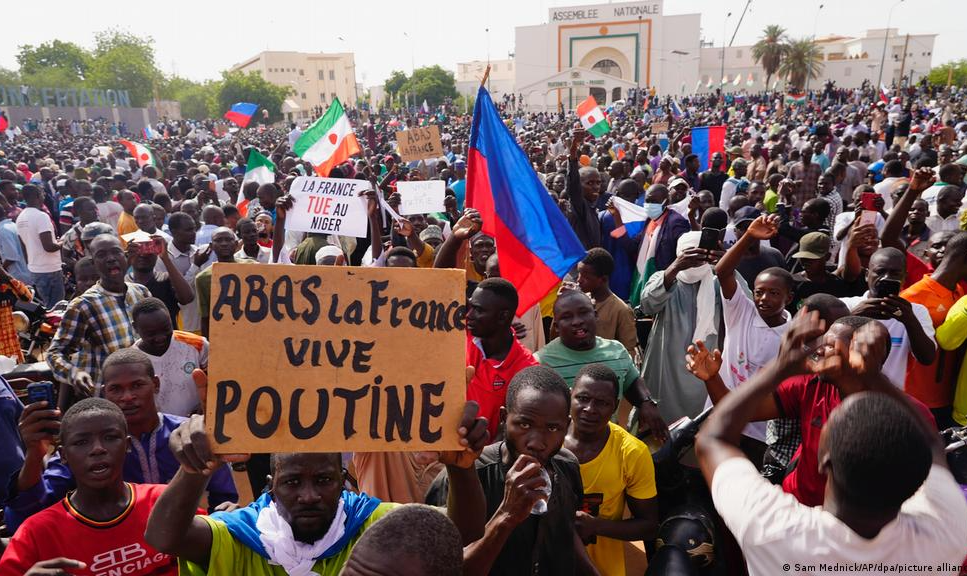 Grupo de nações da África Ocidental impõe sanções e ameaça 'uso da força' se presidente Bazoum não for restituído no cargo em uma semana