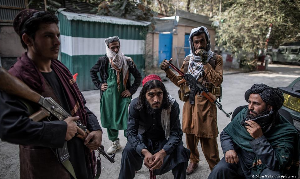 Mais de 20 países demandam que regime talibã cumpra promessa de anistiar ex-membros das forças de segurança do Afeganistão; ONG denunciou execuções