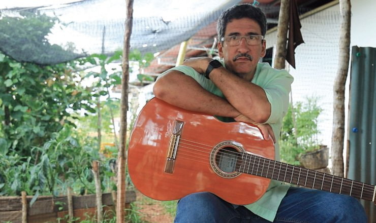 Conhecido como 'cantor das FARC', Guillermo Torres, que esteve durante 29 anos na luta armada, conquistou 49% dos votos
