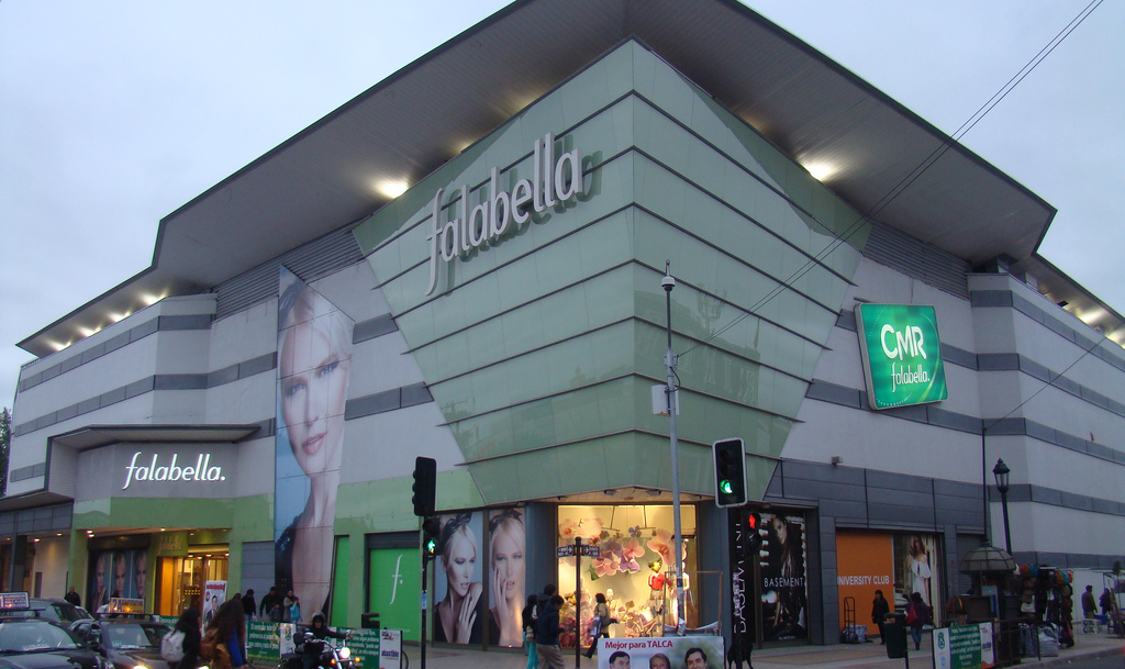 Rede Falabella detectou compras que incluíam artigos como celulares de última geração, bicicletas e relógios; 26 funcionários foram denunciados