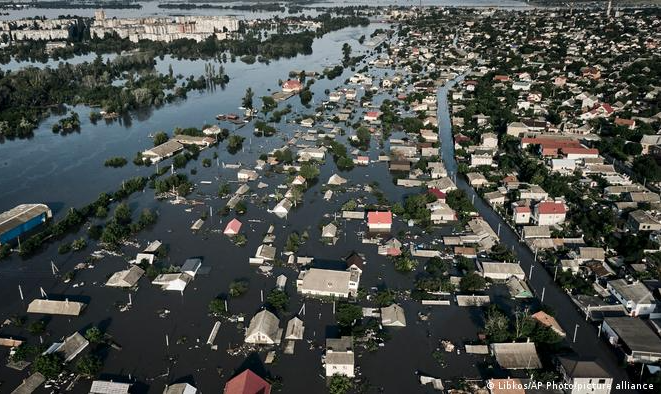 Área de 600 quilômetros quadrados próxima ao rio Dnipro foi inundada, obrigando milhares de pessoas a deixarem as casas