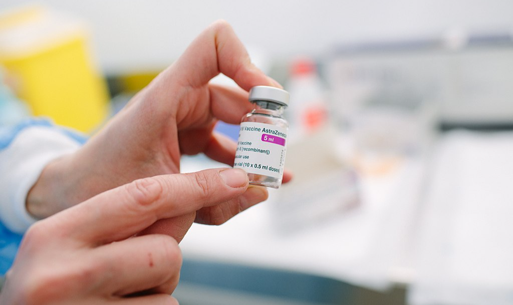Organização de medicamentos afirmou que a incidência dos casos 'muito raros' de coágulos é equivalente a um em cada 100 mil vacinados