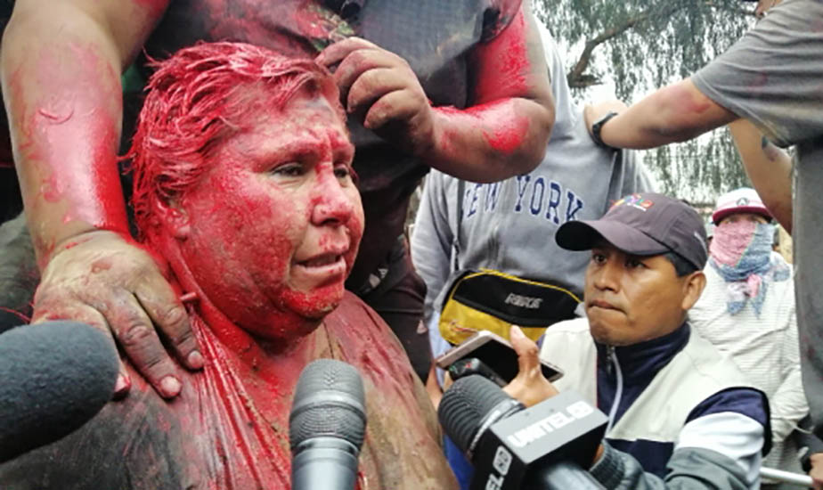 Prefeita ficou pelo menos quatro horas na mãos dos manifestantes e foi banhada em tinta vermelha; Morales e Carlos Mesa condenaram violência