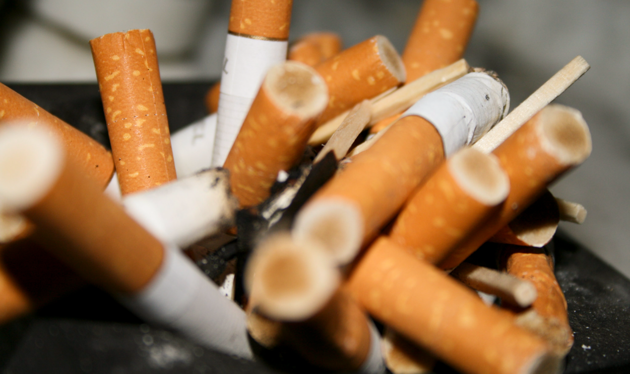 Novas leis visam eliminar hábitos de fumantes no país até 2025 e reduzir número de varejistas de tabaco licenciados