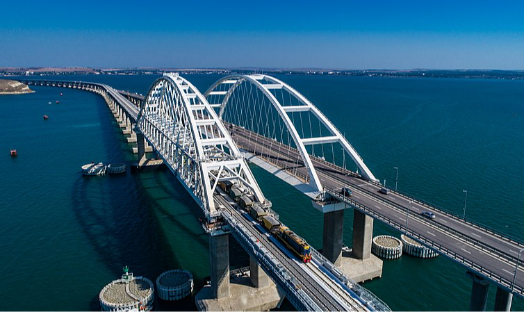 Construída por ordem do presidente russo, Vladimir Putin, após a anexação da Crimeia em 2014, a ponte foi alvo de ataques ucranianos em diversas ocasiões