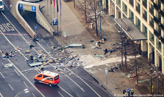 Incidente causa onda de devastação no edifício onde ficava atração turística no centro da capital alemã e deixa dois feridos. Cerca de 1 milhão de litros de água vazou