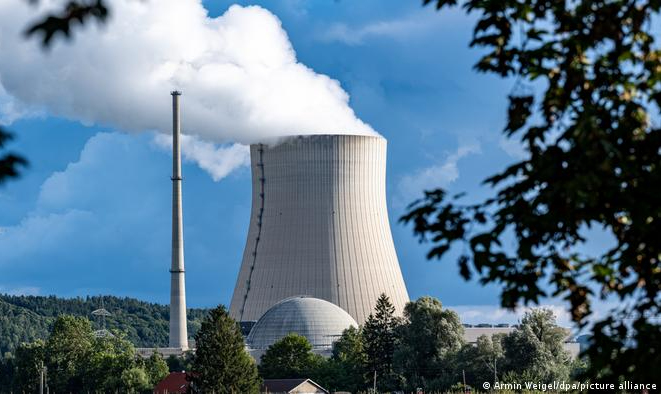 Indústria e oposição criticam apagão nuclear e apontam risco à segurança energética e prejuízo ambiental, já que carvão continuará sendo utilizado; governo diz que decisão é irreversível e garante abastecimento