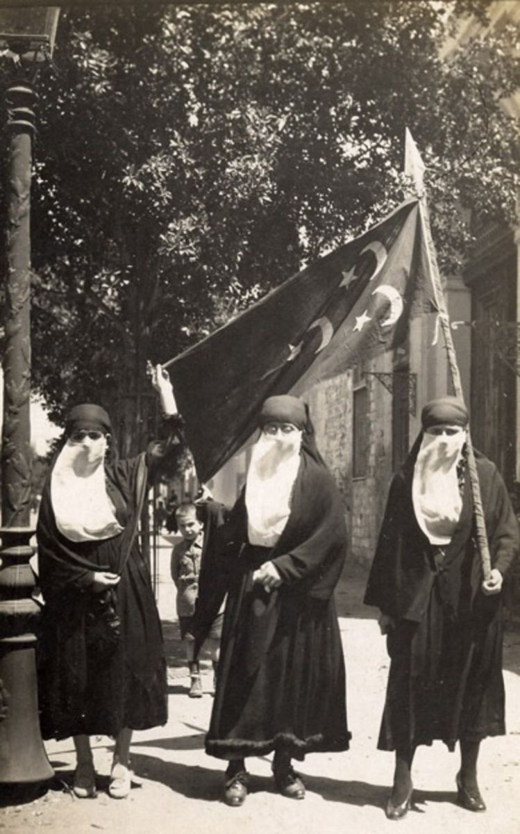 Mulheres em manifestação nacionalistas no Cairo, em 1919