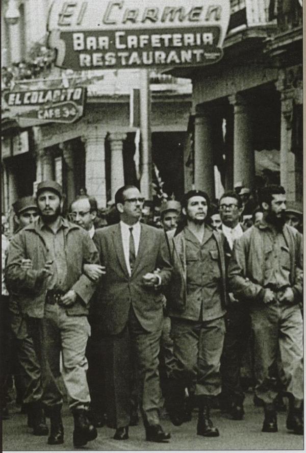 Fidel Castro e o Che marcham em Havana, em 1959