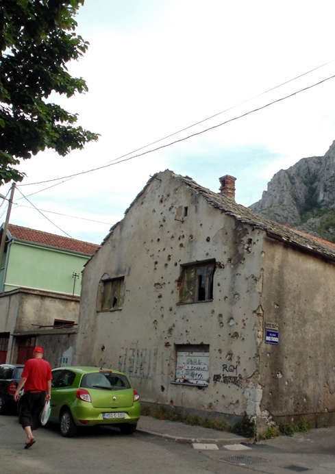 Cidade de Mostar, no sul do país, ainda guarda resquícios da guerra