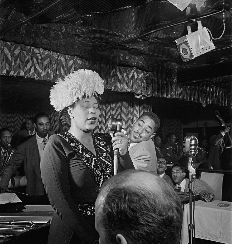 Ella se apresenta com Dizzy Gillespie, Ray Brown, Milt (Milton) Jackson e Timme Rosenkrantz em NY em 1947 (Wikimedia Commons)