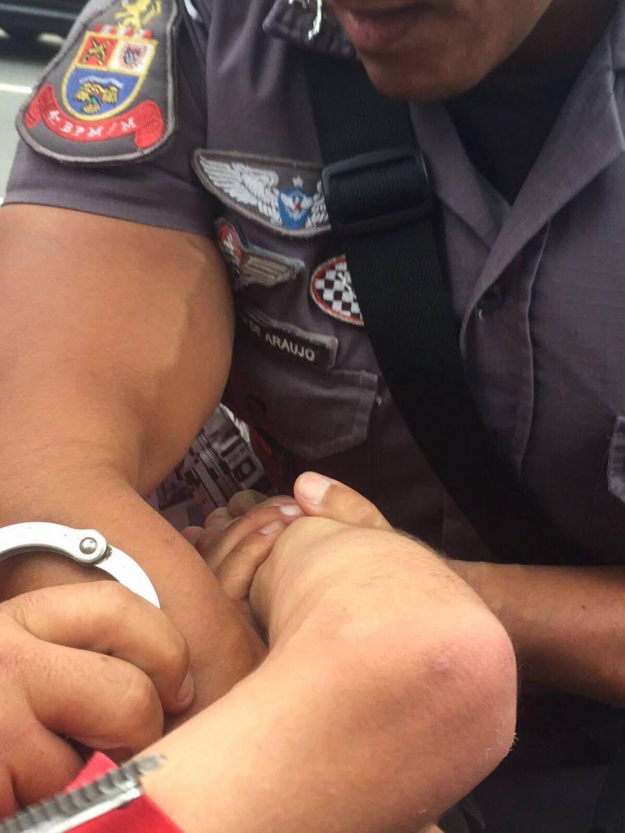 PMs prenderam dois alunos menores de idade que protestavam na Avenida Doutor Arnaldo, no centro de São Paulo| Imagem: Reprodução Facebook