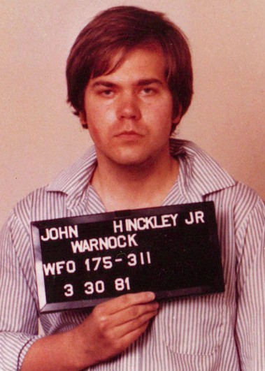 John Hinckley Jr., em foto de 1981, preso após tentar matar o então presidente Ronald Reagan