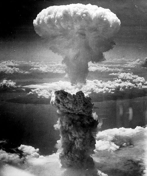 Explosão após lançamento da bomba atômica em Nagasaki, Japão, na Segunda Guerra Mundial