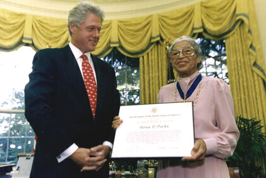 Bill Clinton entrega condecoração a Rosa Parks em 1999 (Foto: Wikicommons)