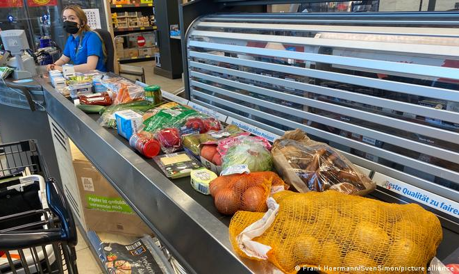 Consumidores devem esperar mais aumentos de preços em 2023 e 2024, disse chefe de grupo que aconselha governo alemão