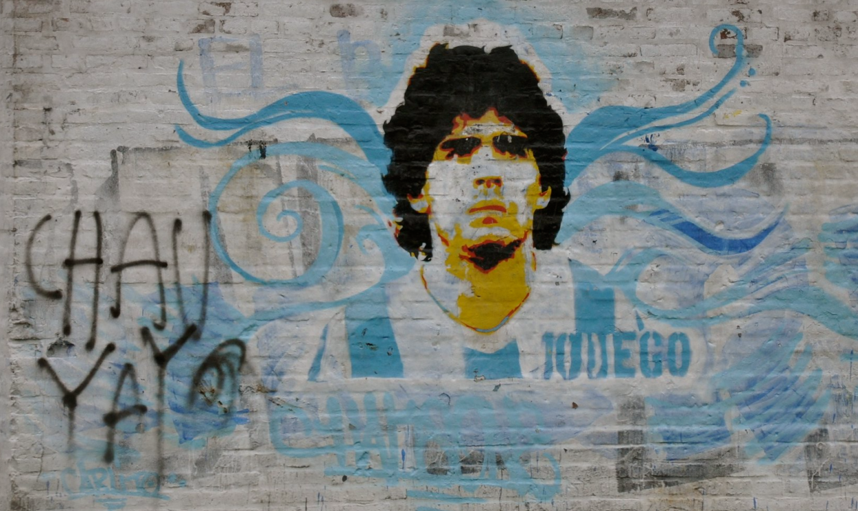 Maradona seguirá presente porque ousou romper os grilhões da indústria do esporte: insurgiu-se como Spartacus, colocando sua arte e seu prestígio a serviço dos povos que lutam pela libertação