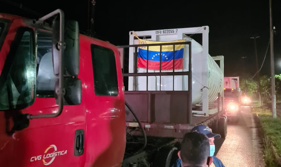No total, foram oito caminhões venezuelanos levando 100 mil m³ de oxigênio, e mais estão a caminho