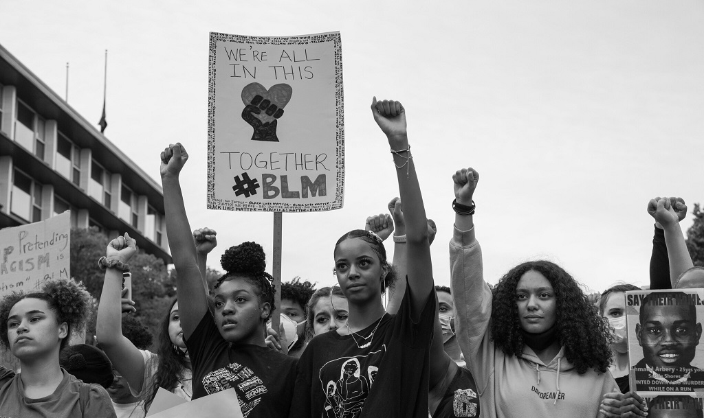 Movimento é inspirado em manifestações contra o racismo nos EUA e usa o lema 'Justiça para Adama', em referência um jovem de origem norte-africana que morreu em uma ação policial em 2016