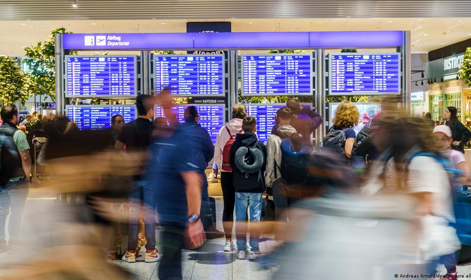 Jovem era aguardado por parentes no aeroporto de Frankfurt, mas teve entrada negada e foi fichado como 'perigoso'; caso é 'escandaloso', diz defesa