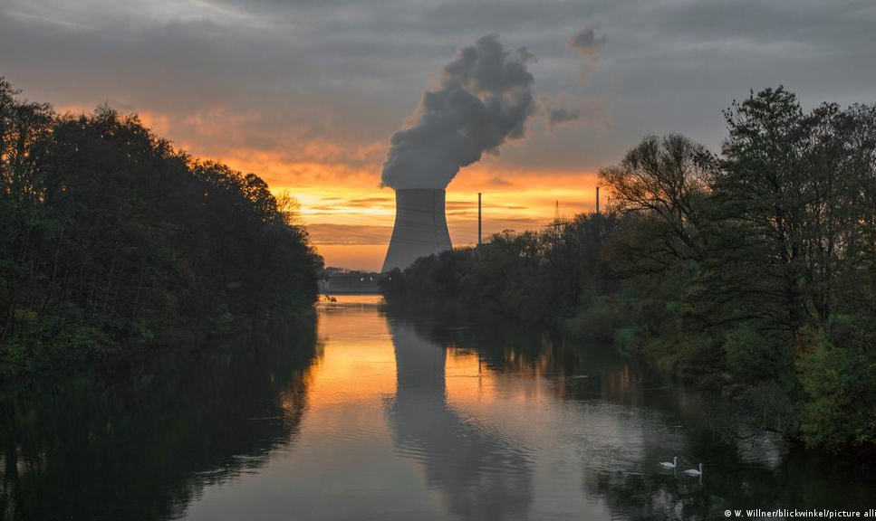 Três últimas usinas do país europeu foram desligadas da rede elétrica na noite deste sábado (15/04), marcando o fim de seis décadas de era nuclear